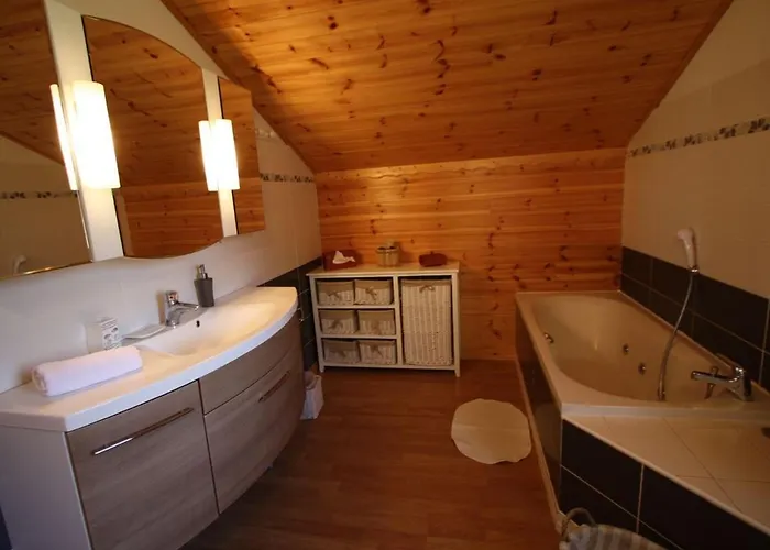 Chaleureux Avec Sauna, Terrain, Terrasse Et Babyfoot A - Fr-1-589-255 *