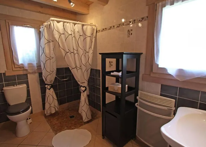 펜션 Chaleureux Avec Sauna, Terrain, Terrasse Et Babyfoot A - Fr-1-589-255 *